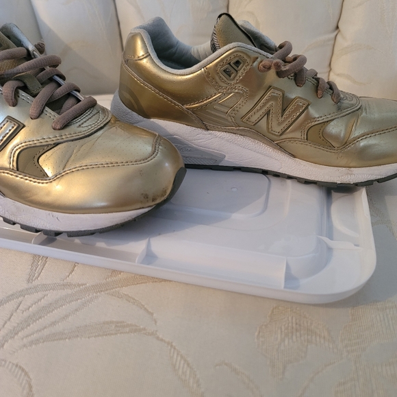New Balance 580 Gold Precious Metal Olympic Edition Size 6.5 Retro Running Shoe - Picture 4 of 7